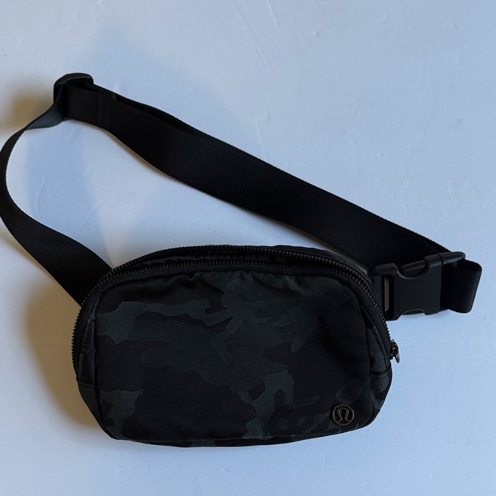 lululemon athletica Men's Black Camouflage Belt Bag